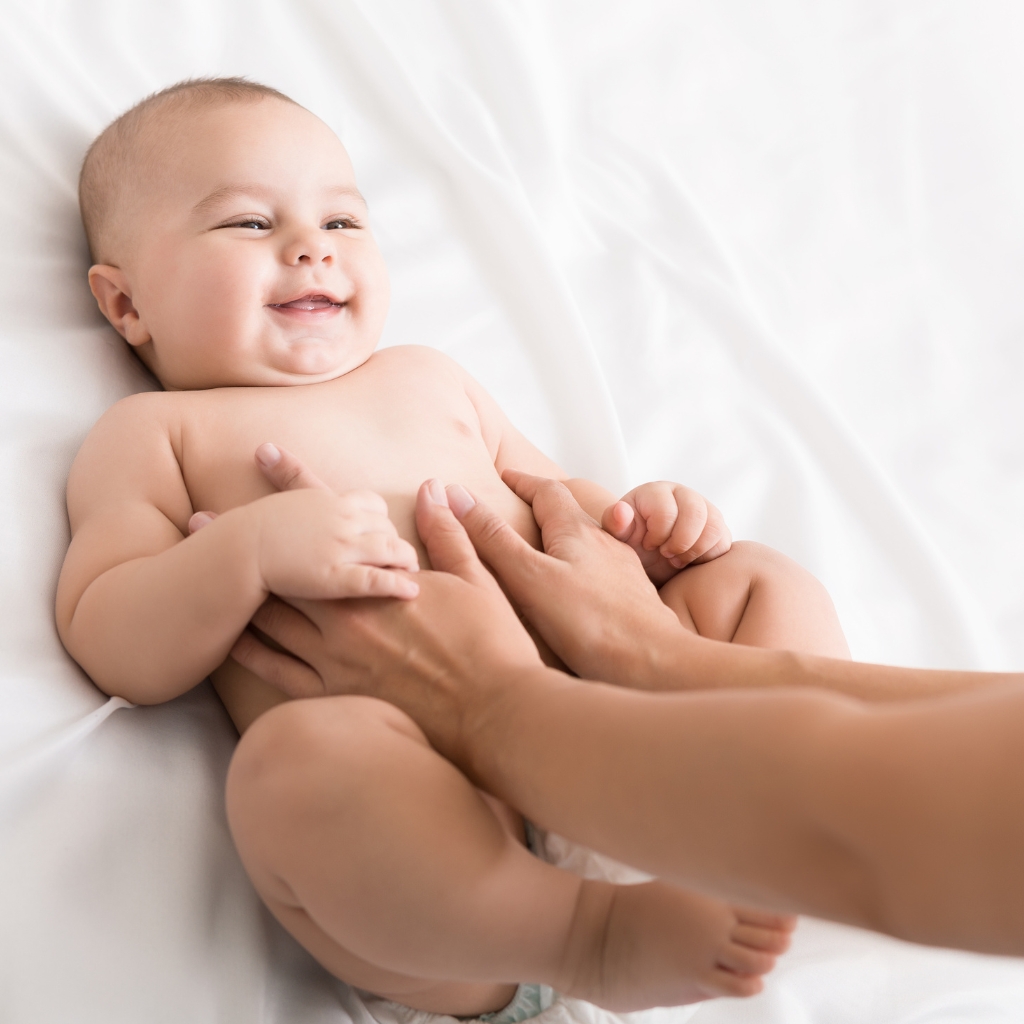 alt="Massage bébé Shantala inspiré des traditions indiennes, un rituel doux et enveloppant pour apaiser, sécuriser et renforcer le lien parent-bébé."