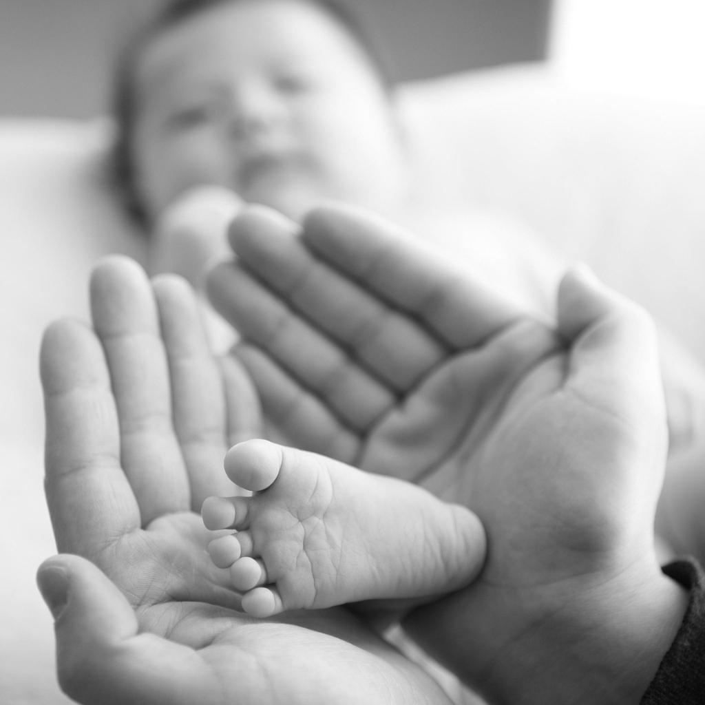 alt = "Image d'un massage bébé, mettant en évidence le lien affectueux entre le parent et l'enfant."