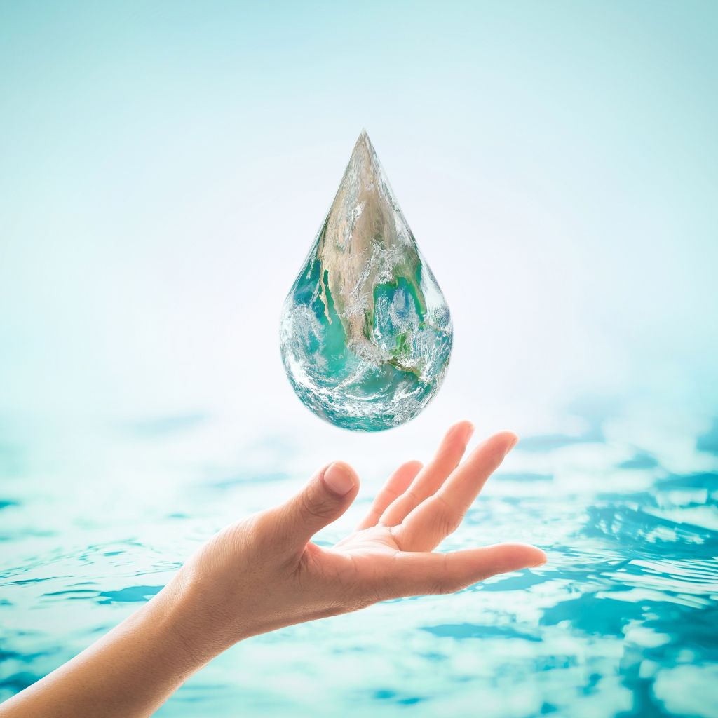 alt = "Image d'une goutte d'eau cristalline, représentant la pureté et le bien-être procurés par un soin énergétique."