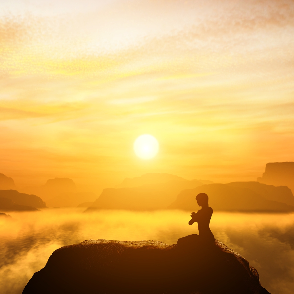 alt = "Image d'une personne en méditation au lever du soleil, symbolisant la sérénité et la connexion avec la nature."